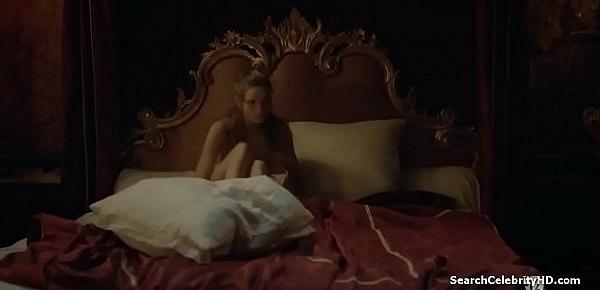  Noemie Schmidt Versailles S01E04 2015